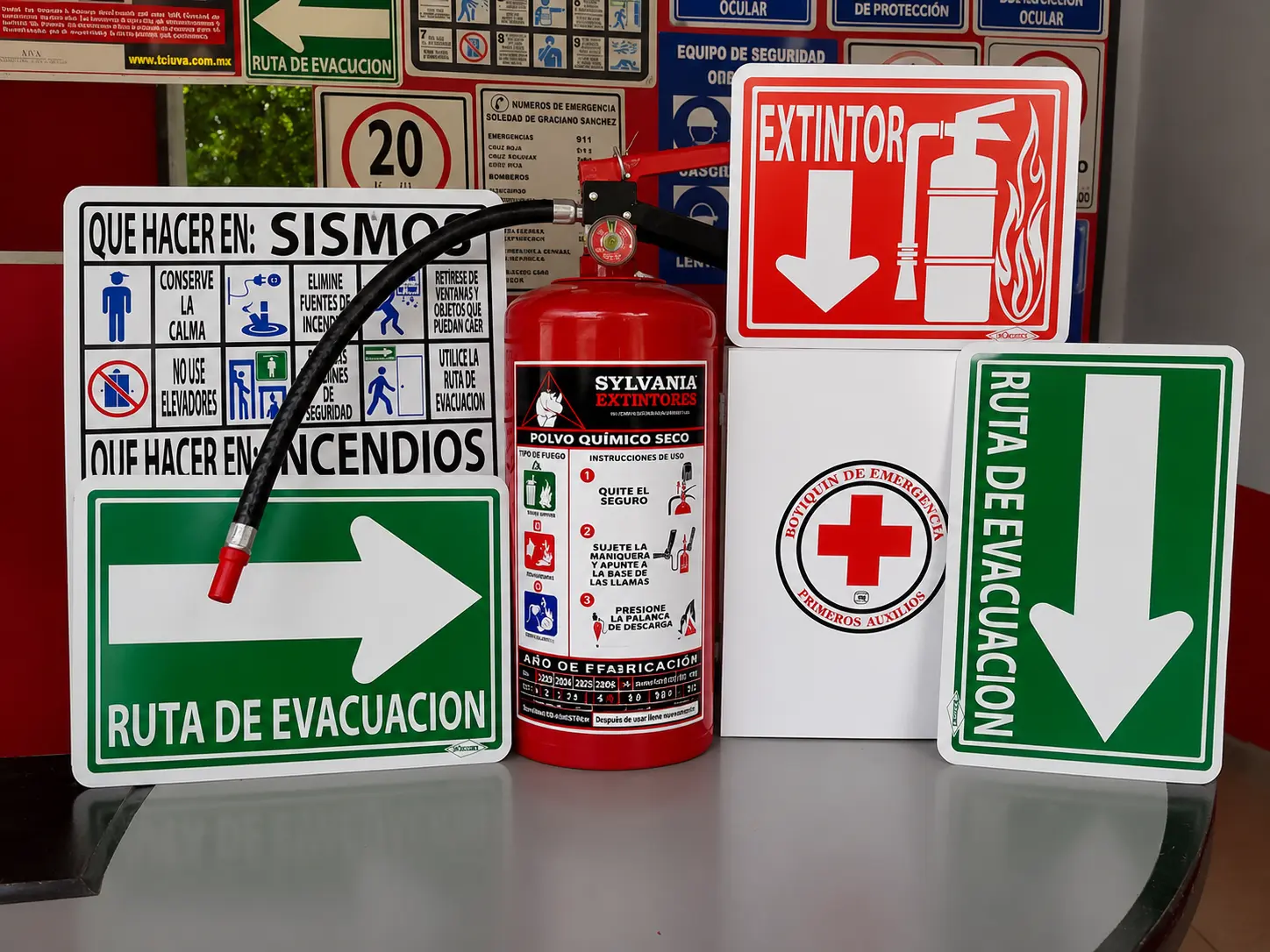 Extintores y señales de protección civil